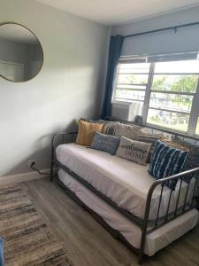 Walk to the beach, Studio, Pool AND FREE Parking的休息区