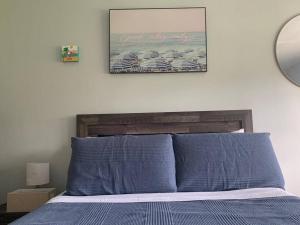 Walk to the beach, Studio, Pool AND FREE Parking客房内的一张或多张床位