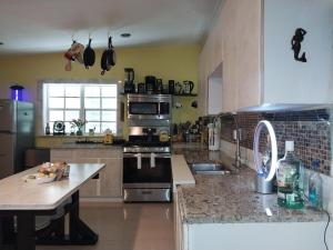 Η κουζίνα ή μικρή κουζίνα στο Apartment near Grace Bay Beach