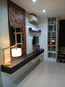 a room with a counter with a window and a mirror at Kuromi卡通主题浪漫公寓 配有大屏幕蓝牙音响电影房 Netflix Youtube in Johor Bahru