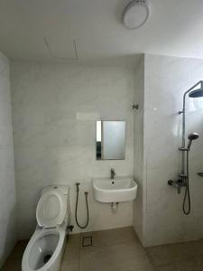 a bathroom with a toilet and a sink at Kuromi卡通主题浪漫公寓 配有大屏幕蓝牙音响电影房 Netflix Youtube in Johor Bahru