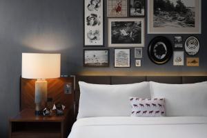 Postel nebo postele na pokoji v ubytování Renaissance Minneapolis Bloomington Hotel