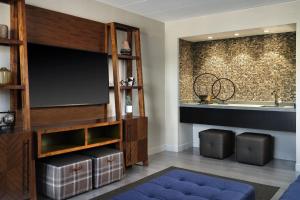 TV a/nebo společenská místnost v ubytování Renaissance Minneapolis Bloomington Hotel