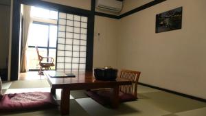 Ein Sitzbereich in der Unterkunft 白水温泉竹の倉山荘