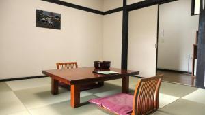 Ein Sitzbereich in der Unterkunft 白水温泉竹の倉山荘