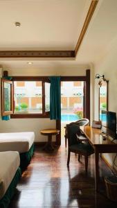 Kresna Hotel房間的床
