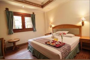 Kresna Hotel房間的床