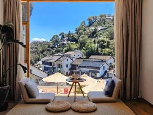 杭州Hangzhou Moju Boutique Guesthouse at the West Lake的可以看到山景的客厅