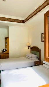 Kresna Hotel房間的床