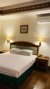 Kresna Hotel房間的床