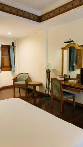 Kresna Hotel房間的床