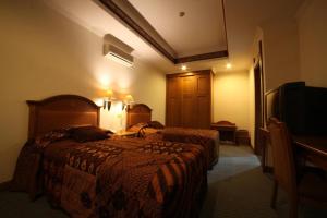Kresna Hotel房間的床