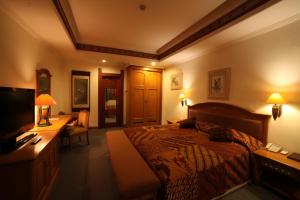 Kresna Hotel電視和／或娛樂中心