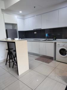 Kuchyň nebo kuchyňský kout v ubytování Comfy Studio Almas Apartement