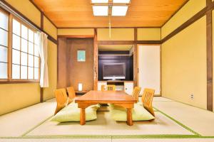 網走市にあるCottage Abashiriのダイニングルーム(テーブル、椅子、テレビ付)