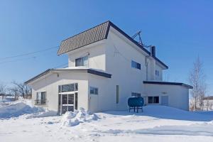 網走市にあるCottage Abashiriの雪の白い建物