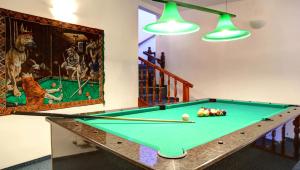 a snooker table in a room with a painting at Park Hotel Kur & Spa in Świeradów-Zdrój