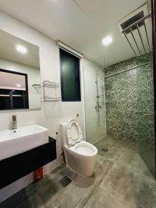 クチンにあるJazz Suite at Vivacity megamall 3 Bed 2 Bathの洗面台、トイレ、シャワー付きのバスルーム