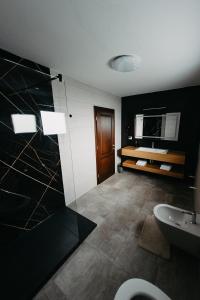 Koupelna v ubytování Cazare Băile Figa -The Home DRM