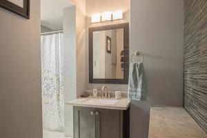 ein Badezimmer mit Waschbecken und Spiegel in der Unterkunft Lake Silver V - Lake House with Dock - Legoland Getaway! in Winter Haven + 42 Fotos
