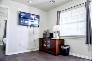 Un televizor și/sau centru de divertisment la Budget Okc Studio Near Zoo & Science Museum #tb