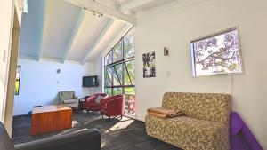 TV a/nebo společenská místnost v ubytování Waiheke Backpackers Hostel
