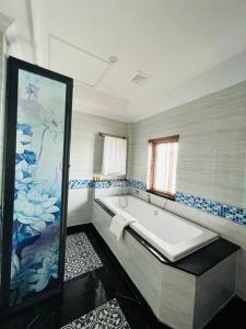Giường trong phòng chung tại Vườn Vua Resort & Spa - Biệt Thự Khoáng Nóng 2 ngủ, ăn sáng và ăn tối