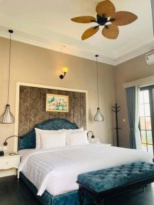 Giường trong phòng chung tại Vườn Vua Resort & Spa - Biệt Thự Khoáng Nóng 2 ngủ, ăn sáng và ăn tối