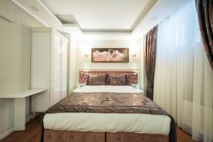 ein Schlafzimmer mit einem großen Bett in einem Zimmer in der Unterkunft Solomon's Mansion Hotel Istanbul in Istanbul