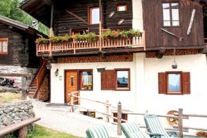 Foto dalla galleria di Le Vieux Rascard Chambres d'Hotes a Champoluc