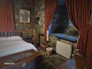 Postel nebo postele na pokoji v ubytování Ballindooley Castle