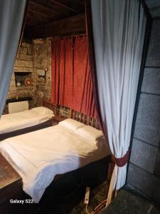 Postel nebo postele na pokoji v ubytování Ballindooley Castle