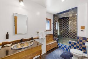 Un baño con lavabo, ducha e inodoro. en Hollywood Hills Walk to Universal City Views, en Los Ángeles 27 fotos más