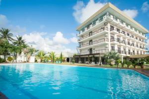 Bazén v ubytování MARZON HOTEL KALIBO nebo v jeho okolí