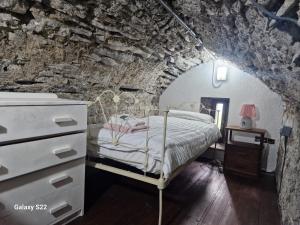 Postel nebo postele na pokoji v ubytování Ballindooley Castle