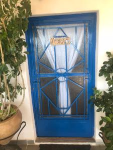 niebieskie drzwi z napisem w obiekcie CASA LELA 3...HYDRA w mieście Myloi