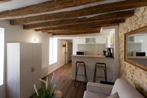 un salon avec un canapé et une cuisine dans l'établissement Studio Nature Bohème, à Montargis