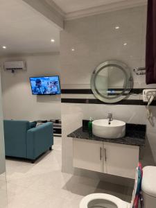 Una televisión o centro de entretenimiento en Happy stay villa