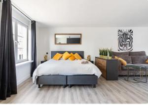 a bedroom with a bed and a couch at Studio Romantic in Zandvoort