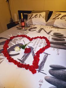 a heart shaped cake on top of a bed at Gîte Le Sambre in Thuin