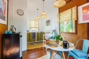 kuchnia i jadalnia ze stołem i jadalnią w obiekcie Cottage Hin Kong w mieście Hinkong