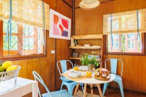 jadalnia ze stołem i krzesłami w obiekcie Cottage Hin Kong w mieście Hinkong +31 zdjęć