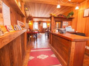 un ristorante con bar e sala da pranzo di Le Vieux Rascard Chambres d'Hotes a Champoluc