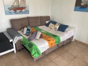 łóżko w pokoju z narzutą w obiekcie Casa Maiakai w mieście Playa Blanca