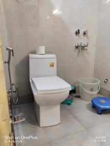 Ένα μπάνιο στο Raj Residency Near Govindpuri Metro