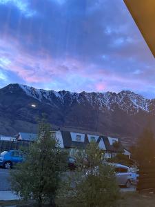 Nespecifikovaný výhled na hory nebo výhled na hory při pohledu z chaty