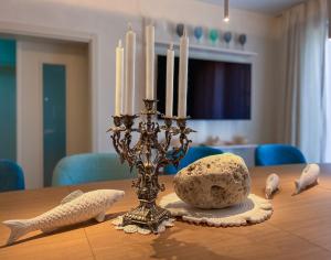 a dining room table with candles and shells on it at Pino - Villa, Casa, Cucina е Terrazza in Albena