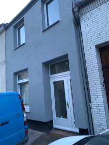 a house with a white door on the side of it at HD Rooms in Bremen
