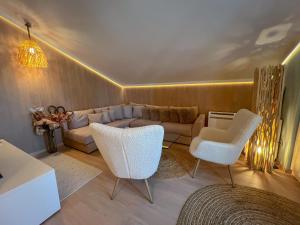 a living room with a couch and two chairs at Pino - Villa, Casa, Cucina е Terrazza in Albena