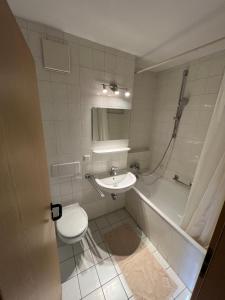 a bathroom with a sink and a toilet and a tub at Erlangen - 1 Zimmer Wohnung in Erlangen